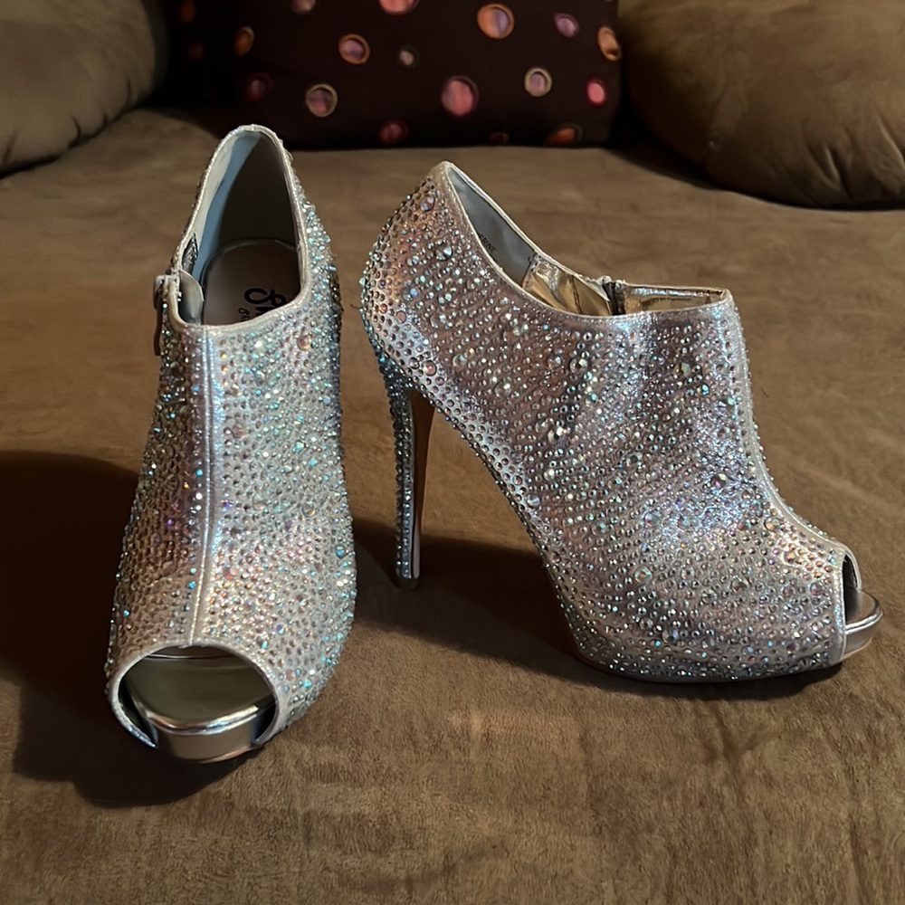 Brand New Sweetie’s Silver Katherine peep-toe heels, size 8 1/2.